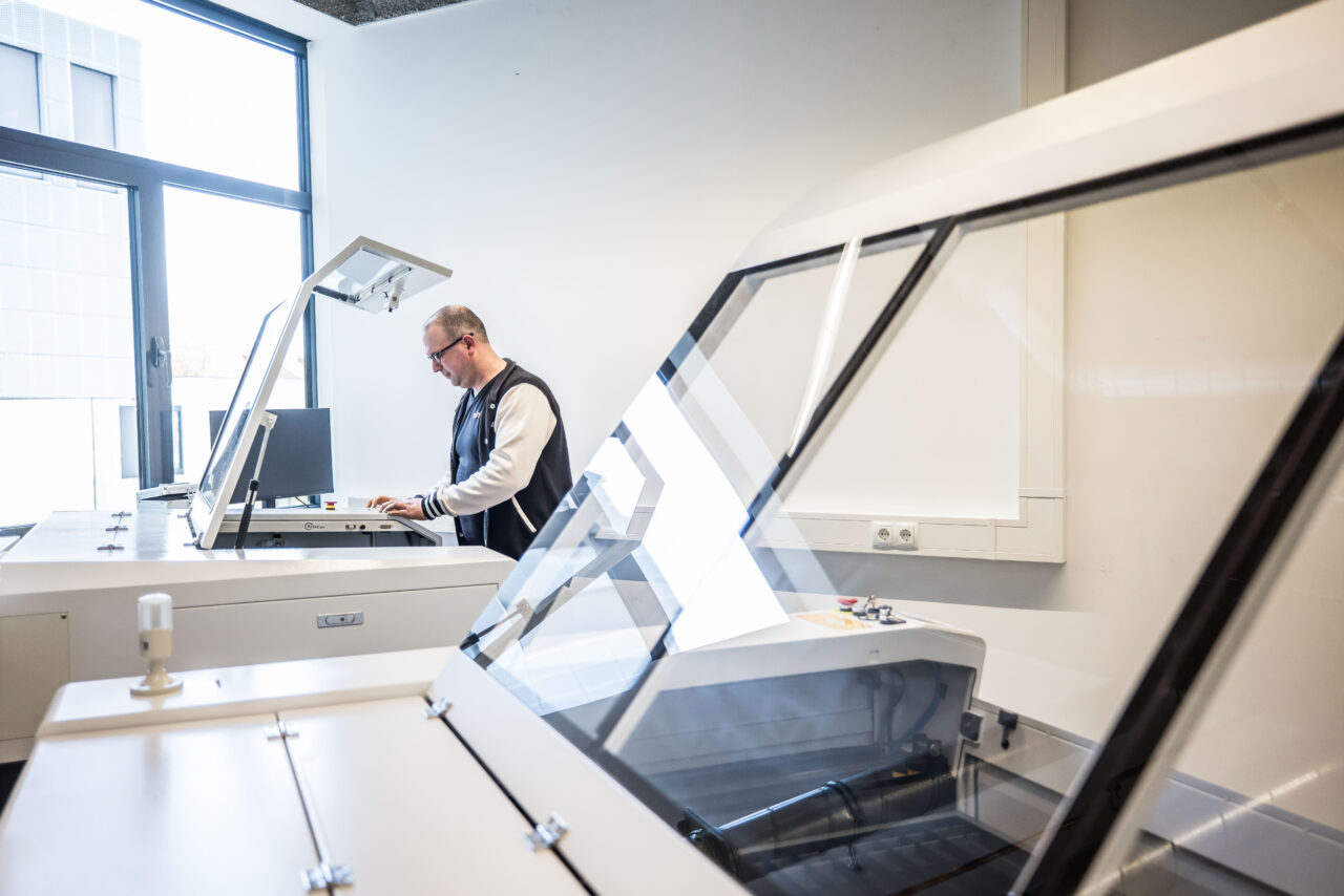 Man die werkt met de BRM Lasermachine